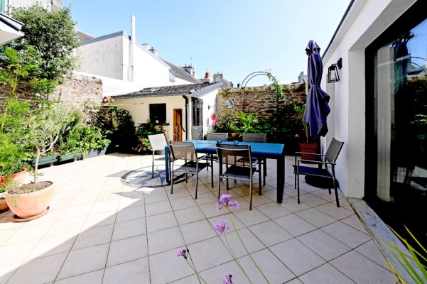 A vendre à Concarneau au centre-ville maison rénovée avec grande terrasse
