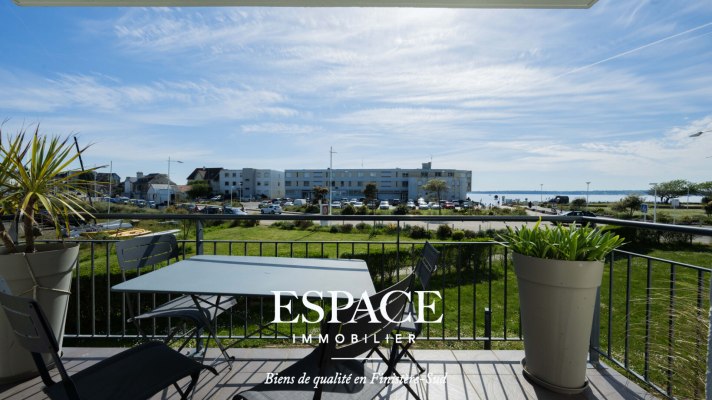 A vendre à Concarneau devant la plage des Sables Blancs bel appartement  3 pièces avec balcon &amp; parking privatif