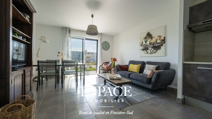 A vendre à Concarneau devant la plage des Sables Blancs bel appartement  3 pièces avec balcon &amp; parking privatif