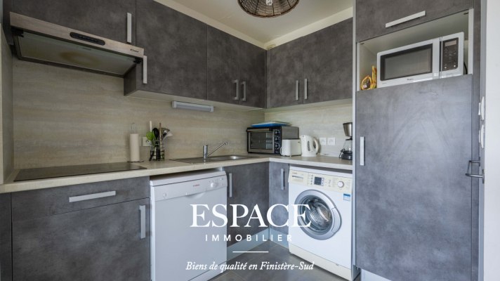 A vendre à Concarneau devant la plage des Sables Blancs bel appartement  3 pièces avec balcon &amp; parking privatif