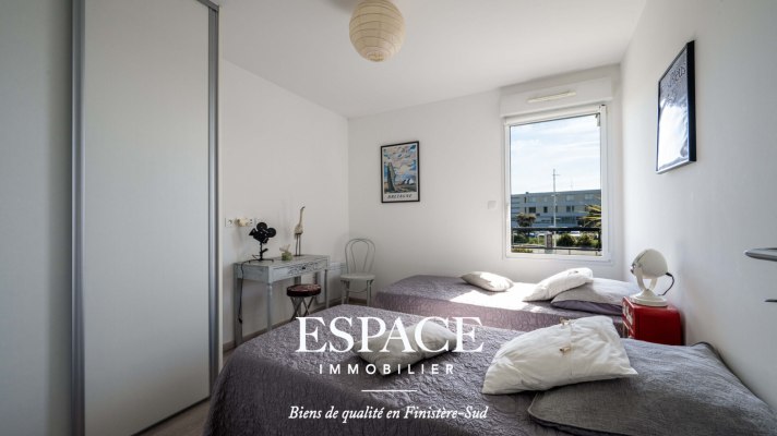 A vendre à Concarneau devant la plage des Sables Blancs bel appartement  3 pièces avec balcon &amp; parking privatif