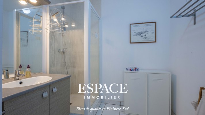 A vendre à Concarneau devant la plage des Sables Blancs bel appartement  3 pièces avec balcon &amp; parking privatif