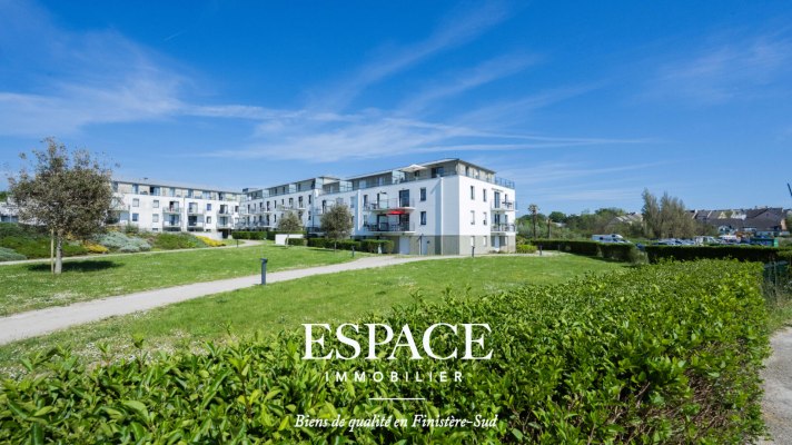 A vendre à Concarneau devant la plage des Sables Blancs bel appartement  3 pièces avec balcon &amp; parking privatif