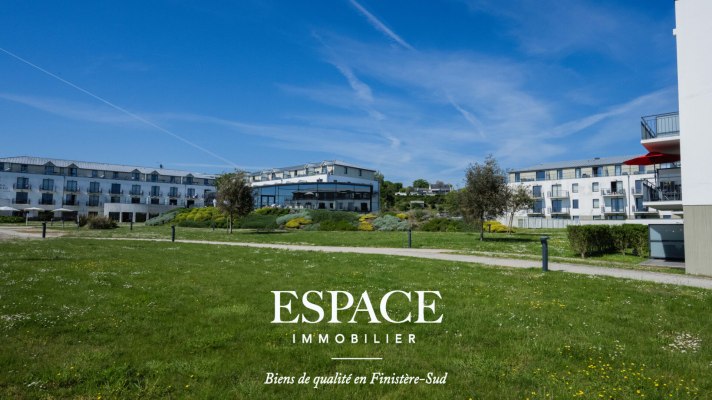 A vendre à Concarneau devant la plage des Sables Blancs bel appartement  3 pièces avec balcon &amp; parking privatif