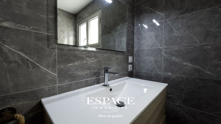 A vendre à Larmor Plage appartement 2 pièces avec balcon &amp; garage