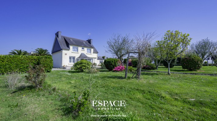 A vendre à La Forêt-Fouesnant maison tradionnelle avec un fort potentiel sur un grand terrain construtible
