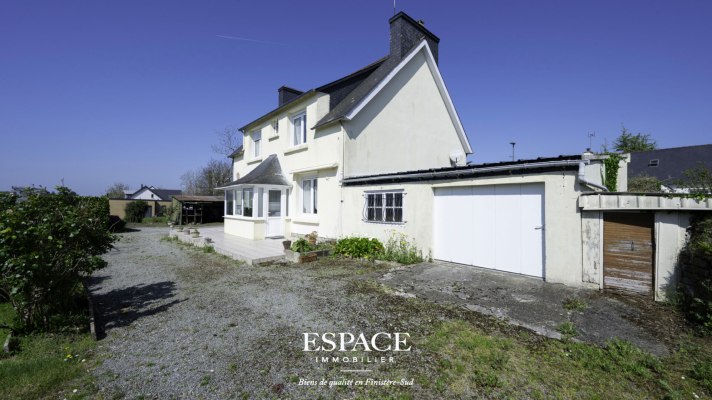 A vendre à La Forêt-Fouesnant maison tradionnelle avec un fort potentiel sur un grand terrain construtible