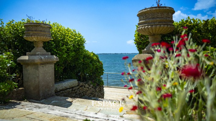 A vendre Concarneau La Corniche appartement de 93 m2 face à la mer.