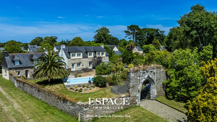 A vendre à la Foret-fouesnant - belle propriété de caractère avec deux maisons, piscine et dépendances