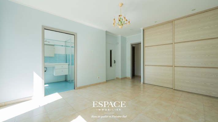 A vendre à Concarneau rive droite - maison contemporaine - architecture épurée, ascenseur, solarium - un bien rare entre centre-ville, plage et nature