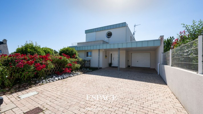 A vendre à Concarneau rive droite - maison contemporaine - architecture épurée, ascenseur, solarium - un bien rare entre centre-ville, plage et nature
