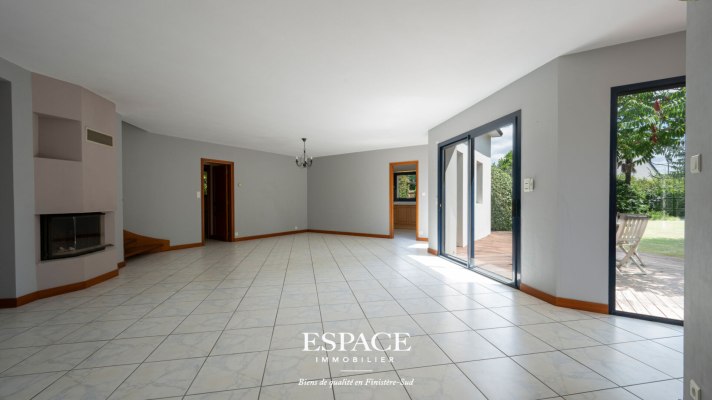 A vendre à Concarneau Le Cabellou à 100 m de la plage - Maison d'architecte avec piscine et jardin paysager