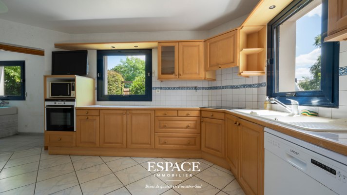 A vendre à Concarneau Le Cabellou à 100 m de la plage - Maison d'architecte avec piscine et jardin paysager