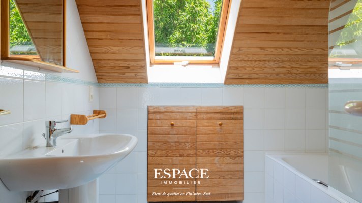 A vendre à Concarneau Le Cabellou à 100 m de la plage - Maison d'architecte avec piscine et jardin paysager