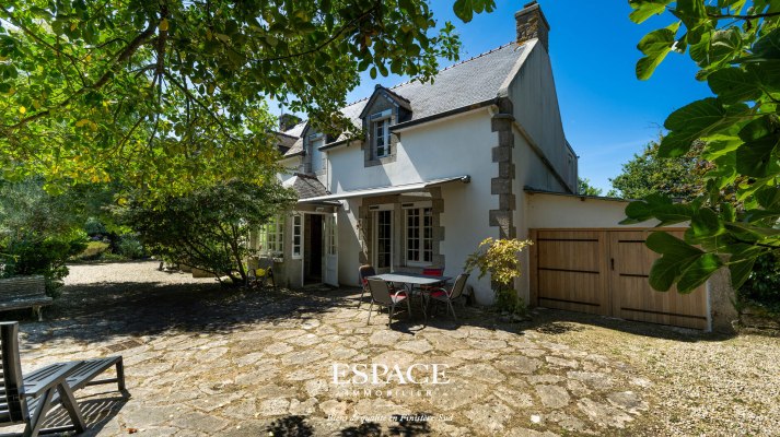 A vendre à Trégunc près des plages - charme breton - pierres anciennes et jardin paysager de 4 320 m²
