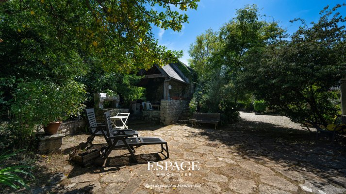 A vendre à Trégunc près des plages - charme breton - pierres anciennes et jardin paysager de 4 320 m²