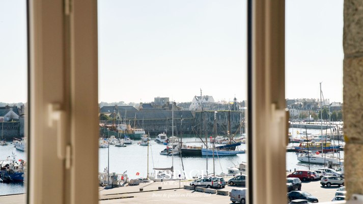 A vendre à Concarneau face au port et à la Ville Close - appartement de charme rénové de 97 m² au dernier étage avec cave et garage