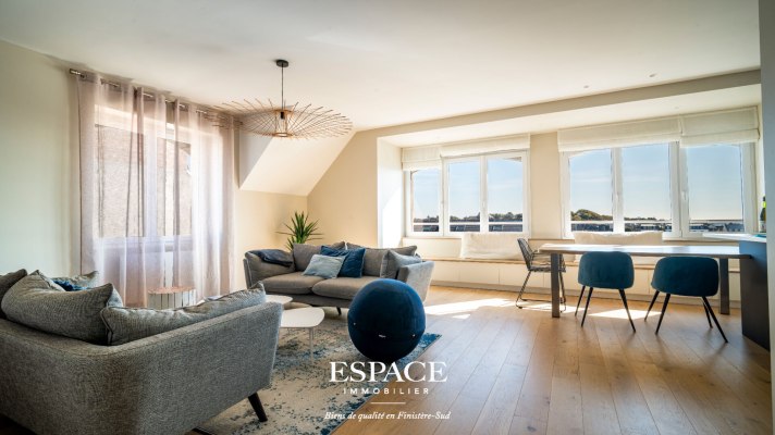 A vendre à Concarneau face au port et à la Ville Close - appartement de charme rénové de 97 m² au dernier étage avec cave et garage