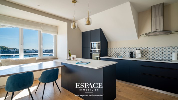 A vendre à Concarneau face au port et à la Ville Close - appartement de charme rénové de 97 m² au dernier étage avec cave et garage
