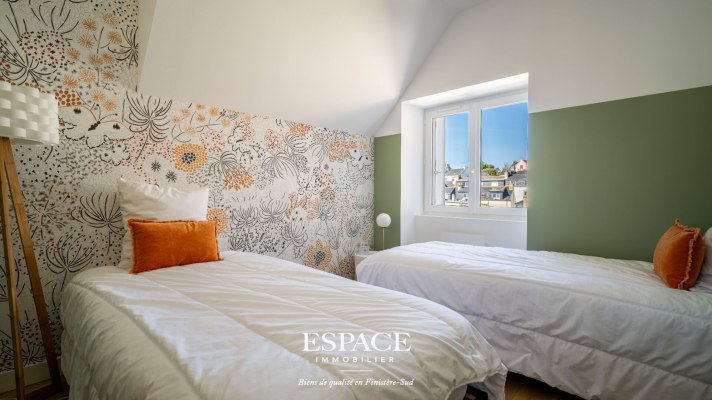 A vendre à Concarneau face au port et à la Ville Close - appartement de charme rénové de 97 m² au dernier étage avec cave et garage