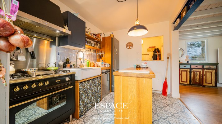 Concarneau Ouest  Maison sur 5 000 m² de terrain avec potager et grand hangar