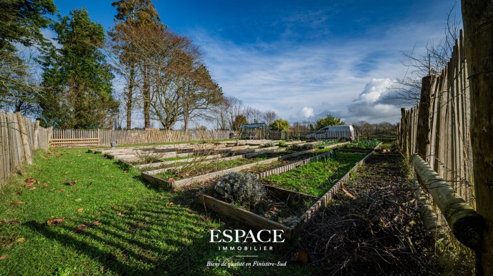 Concarneau Ouest  Maison sur 5 000 m² de terrain avec potager et grand hangar