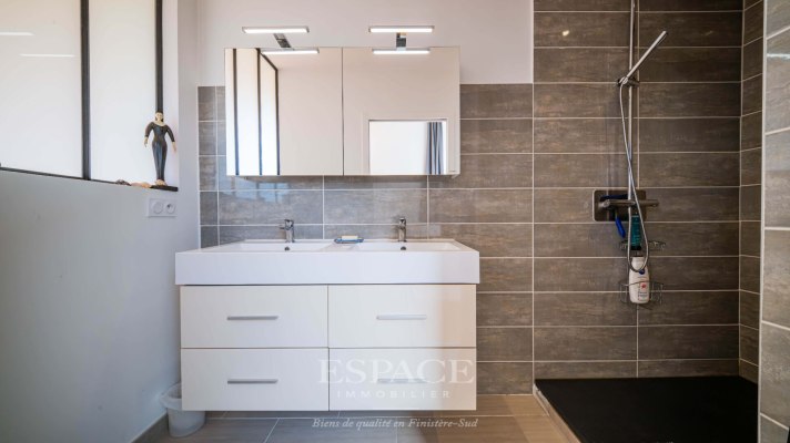 Concarneau - centre-ville à pied - maison entièrement de plain-pied - garage / atelier exceptionnel de 160 m²