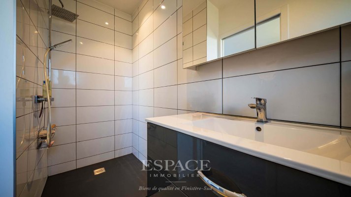 Concarneau - centre-ville à pied - maison entièrement de plain-pied - garage / atelier exceptionnel de 160 m²