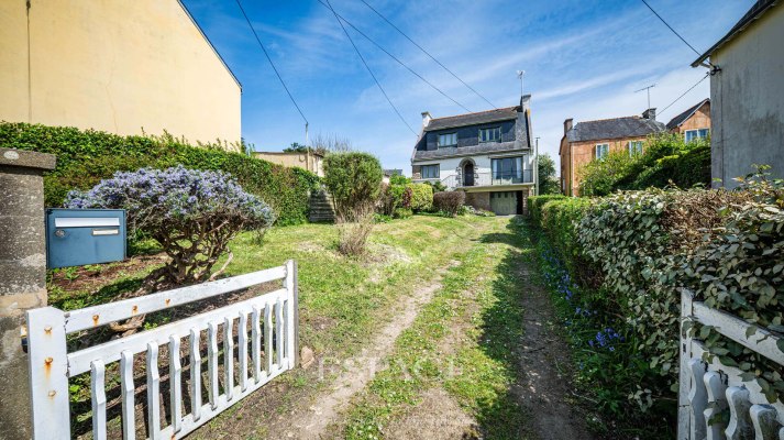 A vendre maison à fort potentiel près du bord de mer, quartier prisé de la Corniche à Concarneau