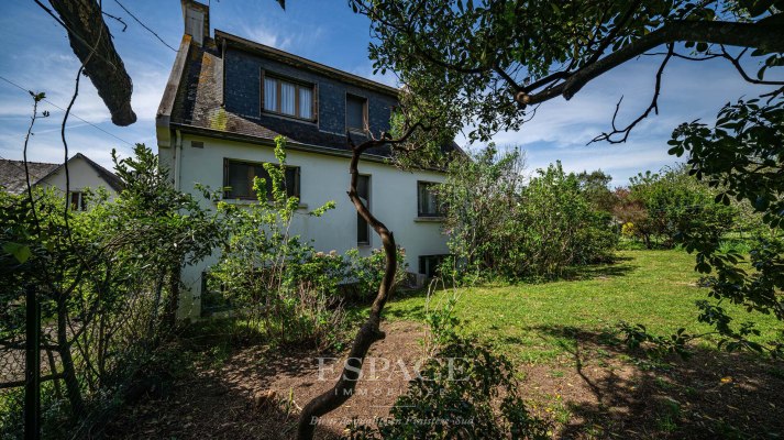 A vendre maison à fort potentiel près du bord de mer, quartier prisé de la Corniche à Concarneau