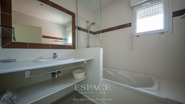A Concarneau appartement T3 au dernier étage avec garage et place de parking privative
