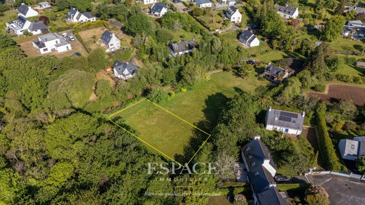 A vendre à Fouesnant : grand terrain de 2 600 m2 hors lotissement, entre verdure et littoral