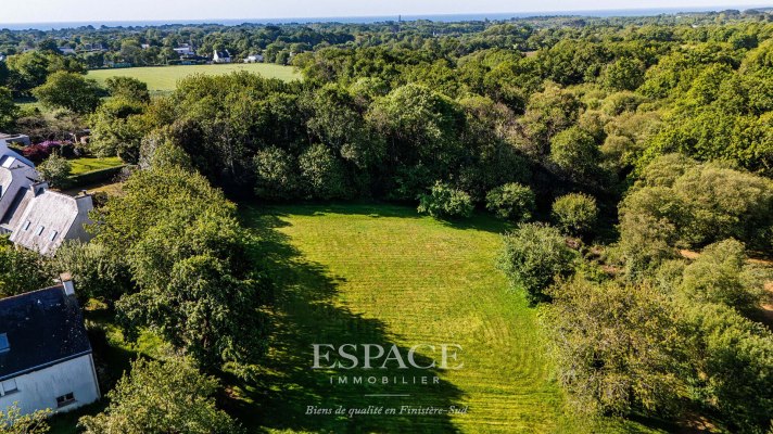 A vendre à Fouesnant : grand terrain de 2 600 m2 hors lotissement, entre verdure et littoral
