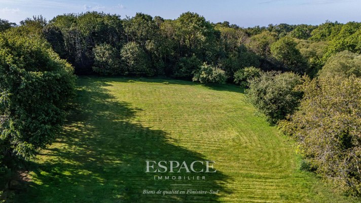A vendre à Fouesnant : grand terrain de 2 600 m2 hors lotissement, entre verdure et littoral