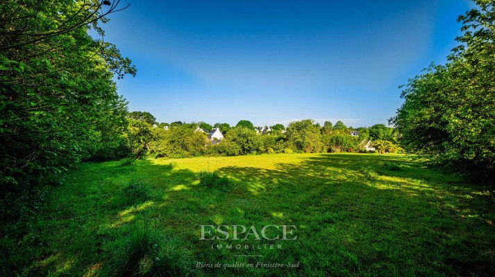 A vendre à Fouesnant : grand terrain de 2 600 m2 hors lotissement, entre verdure et littoral