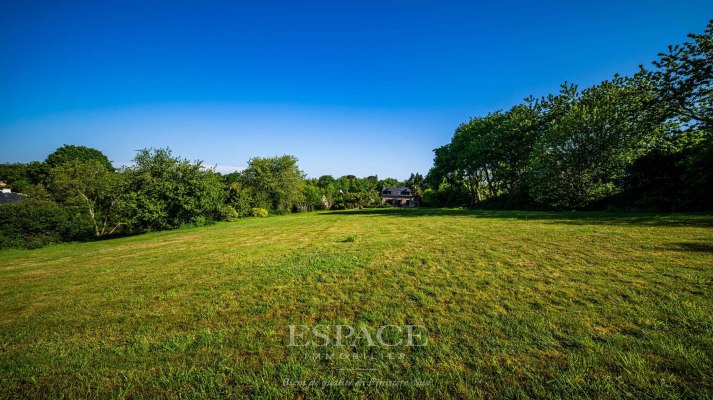 A vendre à Fouesnant : grand terrain de 2 600 m2 hors lotissement, entre verdure et littoral