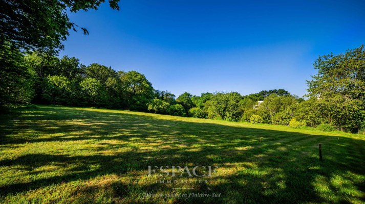 A vendre à Fouesnant : grand terrain de 2 600 m2 hors lotissement, entre verdure et littoral