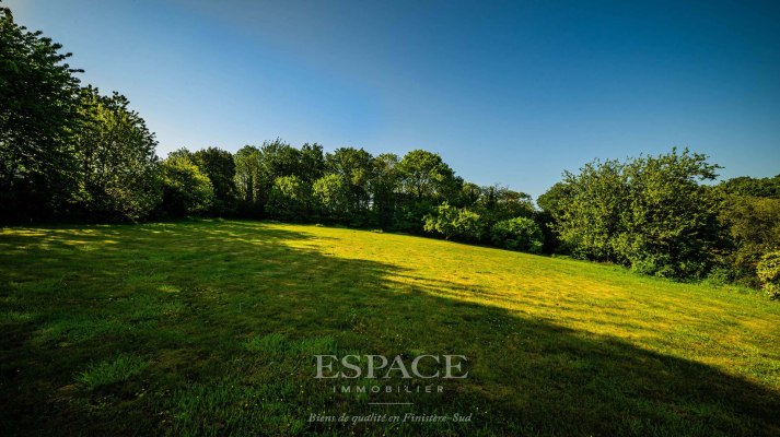 A vendre à Fouesnant : grand terrain de 2 600 m2 hors lotissement, entre verdure et littoral