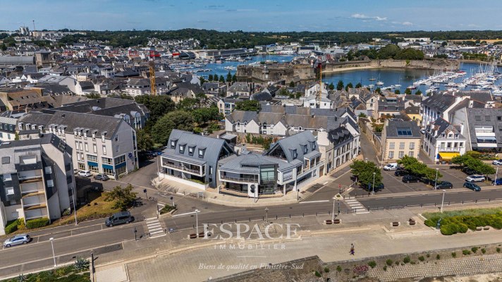 Face à la mer au centre-ville de Concarneau - grand deux pièces avec terrasse, parking et cave