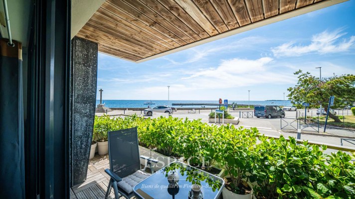 Face à la mer au centre-ville de Concarneau - grand deux pièces avec terrasse, parking et cave