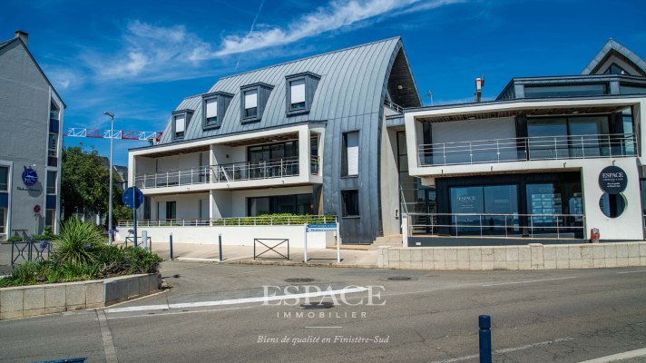 Face à la mer au centre-ville de Concarneau - grand deux pièces avec terrasse, parking et cave