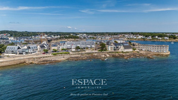 Face à la mer au centre-ville de Concarneau - grand deux pièces avec terrasse, parking et cave