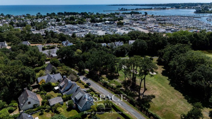 Maison vue imprenable sur le Golf de Cornouaille, proximité Port et Bourg