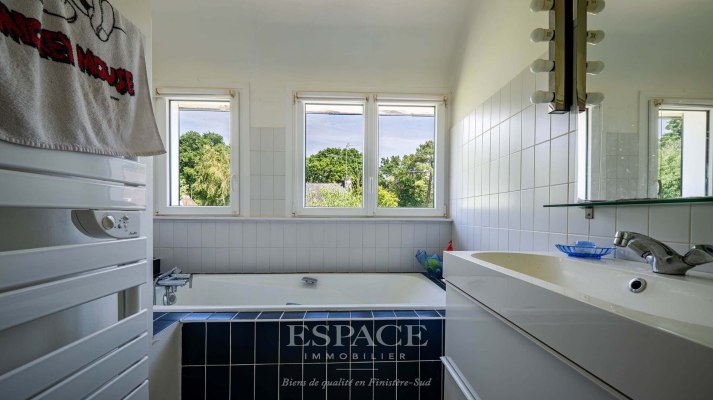 Maison vue imprenable sur le Golf de Cornouaille, proximité Port et Bourg